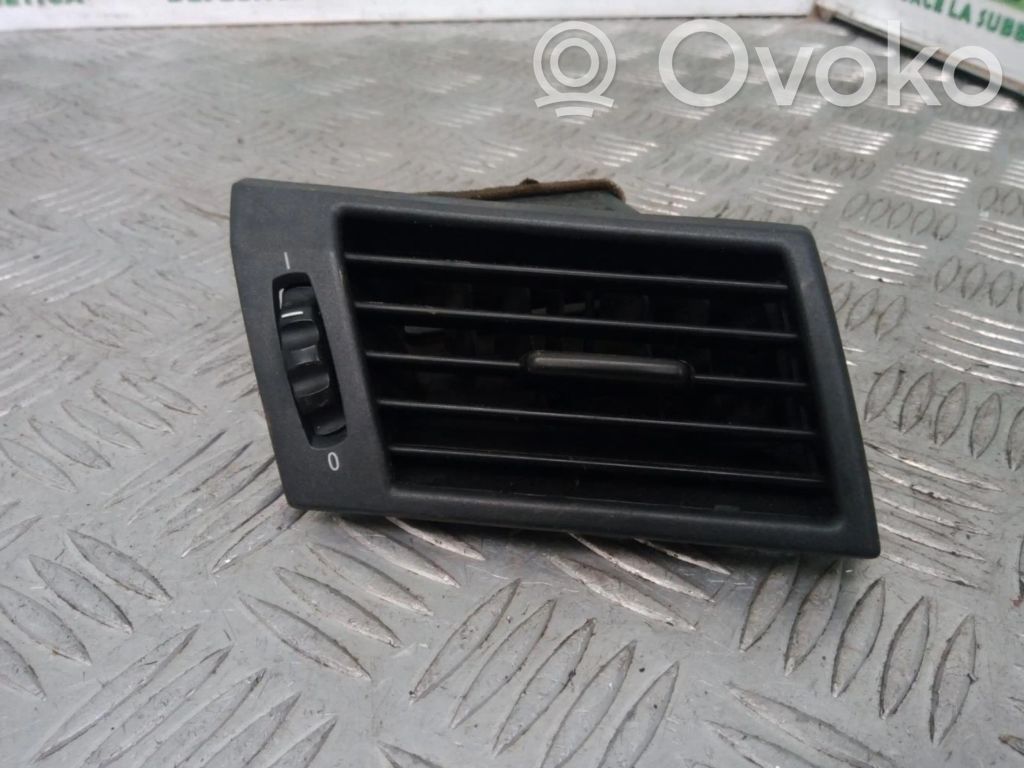 Rejilla de ventilación central del panel