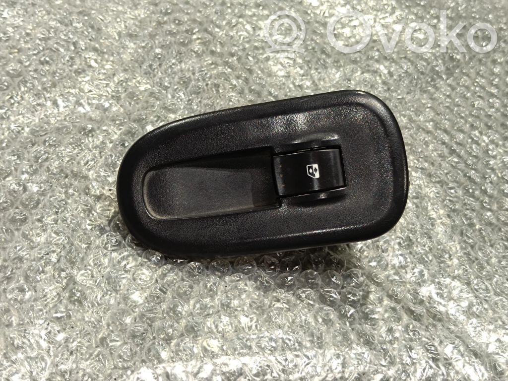 Electric window control switch   8200548968