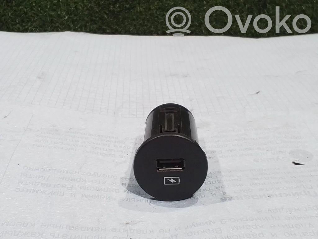 Iveco Daily 6th gen USB socket connector 
