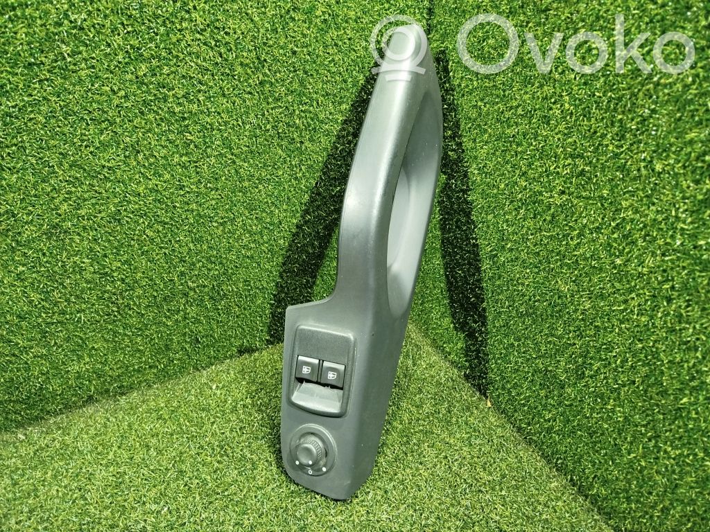 Opel Vivaro Front door interior handle trim 