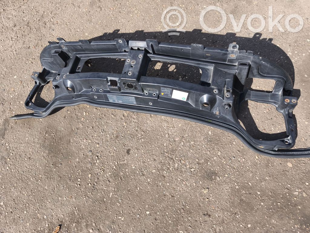 Opel Vivaro Pas przedni 