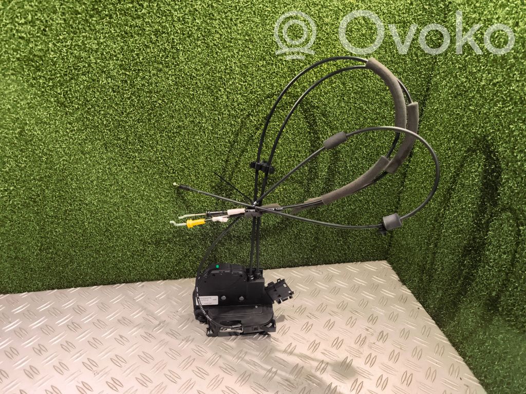 Opel Vivaro Zamek drzwi tylnych 