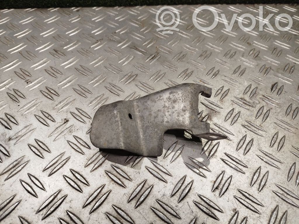 Heat shield in engine bay   237378514R