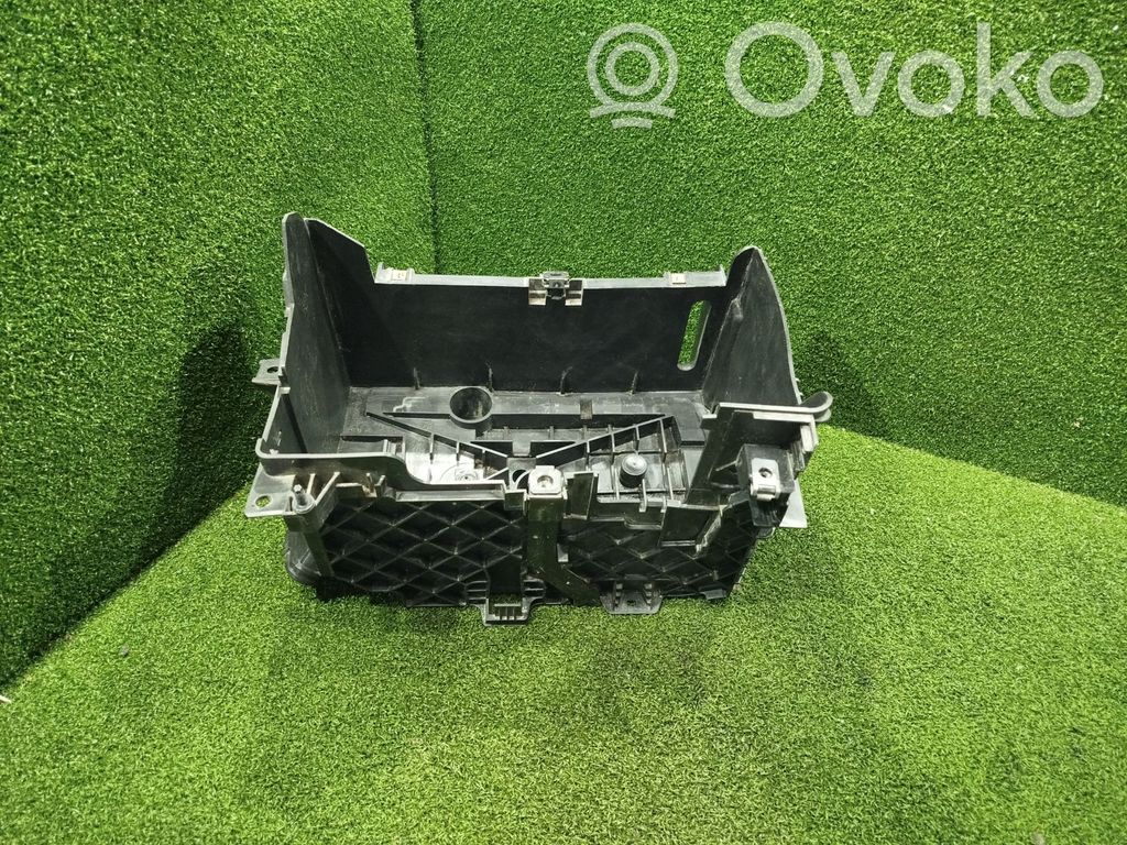 Opel Vivaro Akkulaatikon alusta 