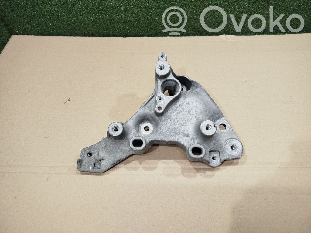 Engine mounting bracket   648607782R