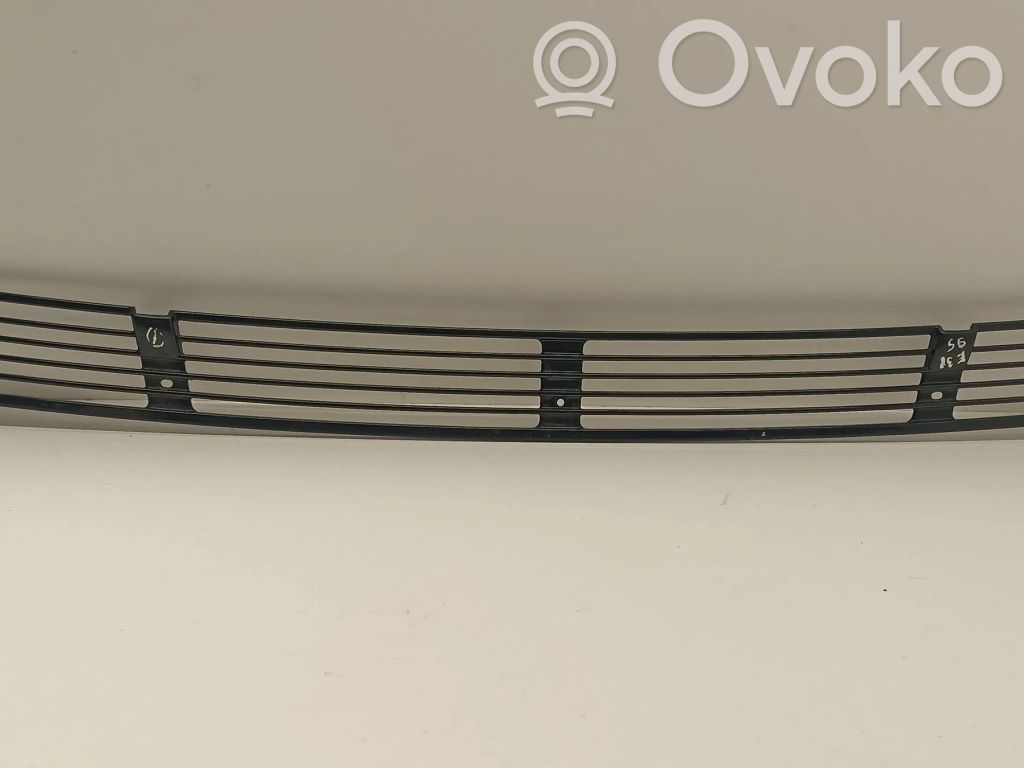 BMW 7 E38 Grotelės dangčio plokštumoje 