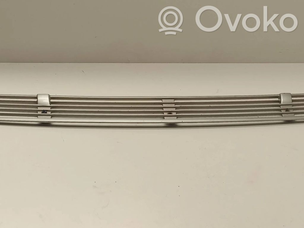 BMW 7 E38 Konepellin säleikkö 