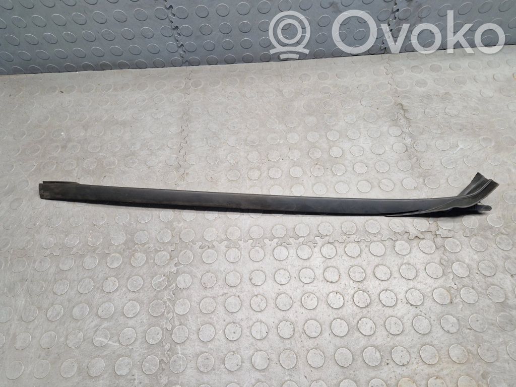 Windshield trim   7399032