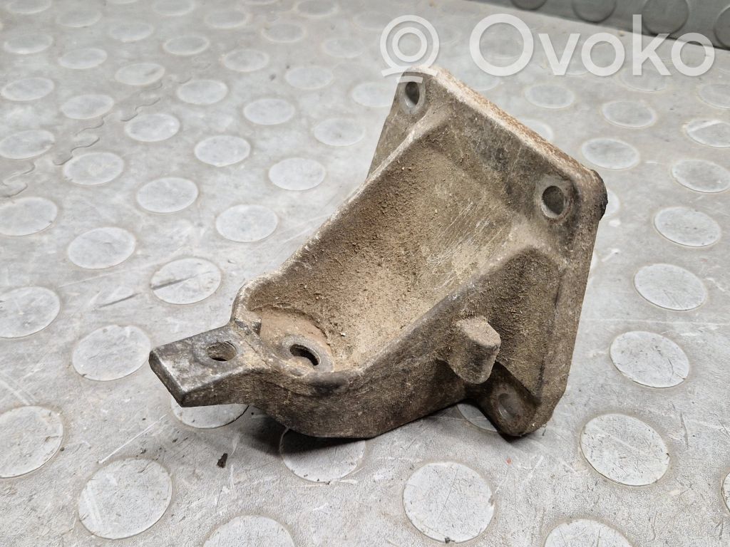 Engine mounting bracket   1093812
