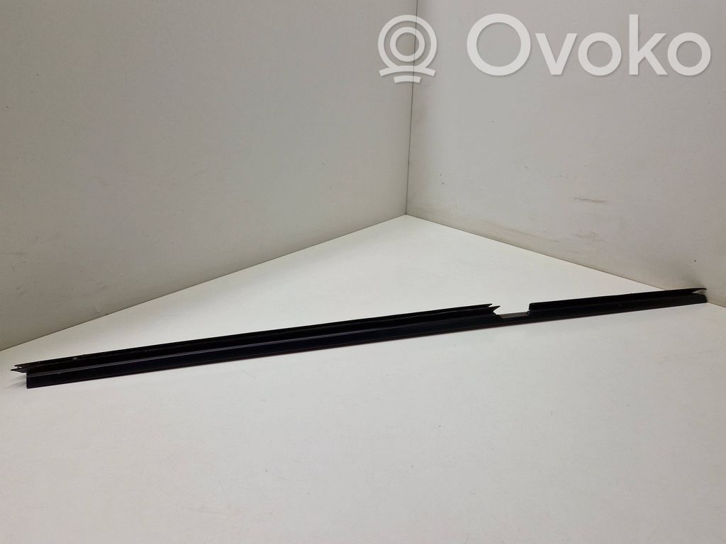 BMW 5 E39 Takaoven lasin muotolista 