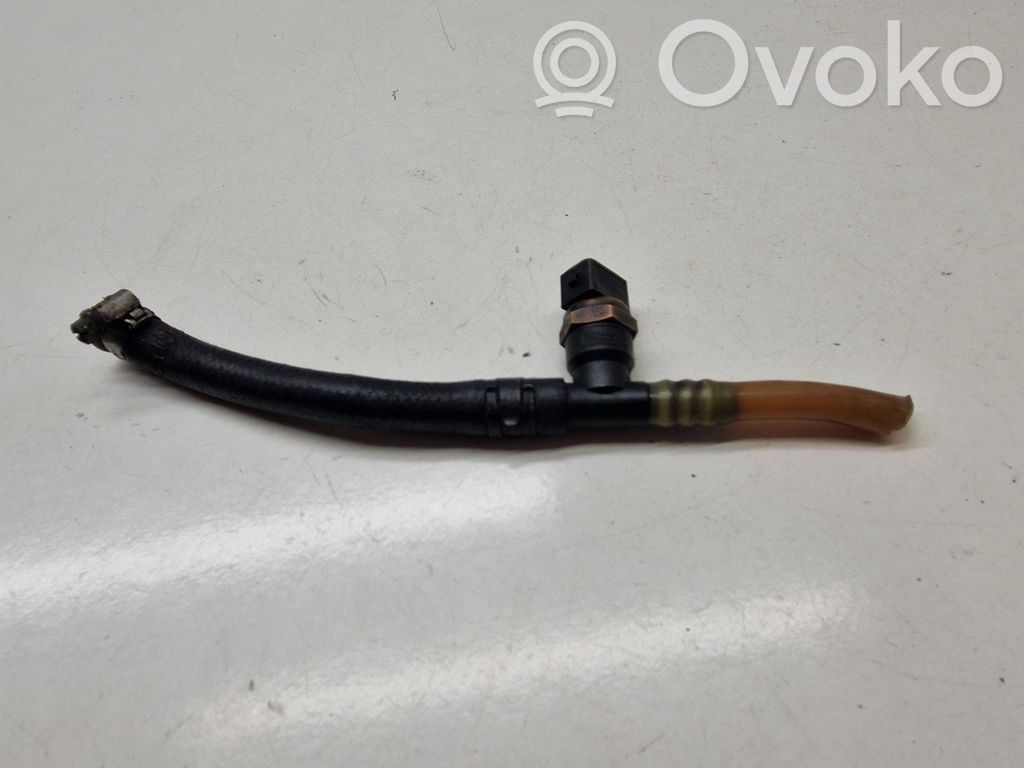 Fuel temperature sensor   7789305