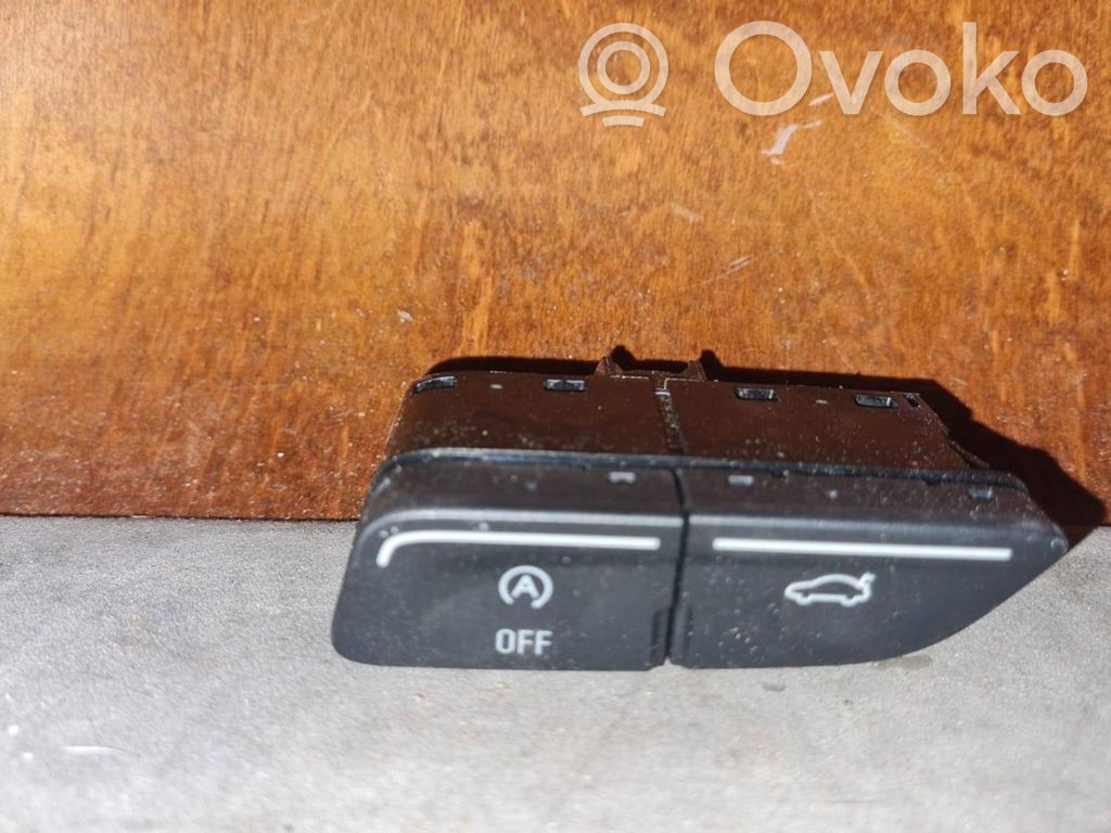 Ford Kuga II Tailgate opening switch 