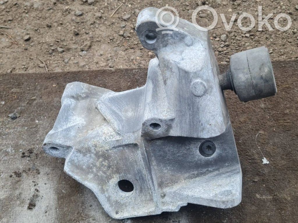 Volvo S80 Engine mounting bracket 