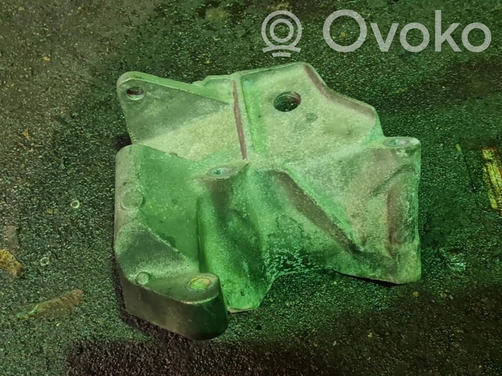 Volvo XC60 Engine mounting bracket 