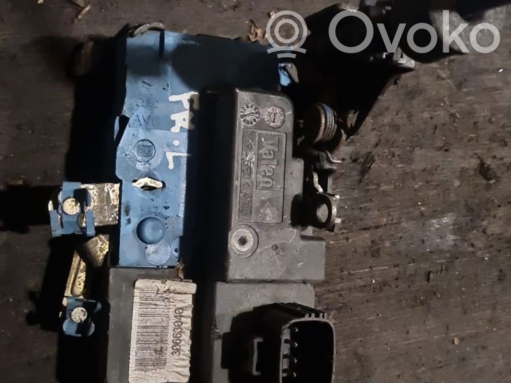 Volvo S60 Priekšpusē slēdzene 