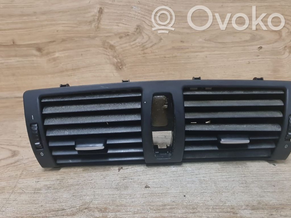 BMW 1 E81 E87 Centrālais gaisa ventilācijas režģis 