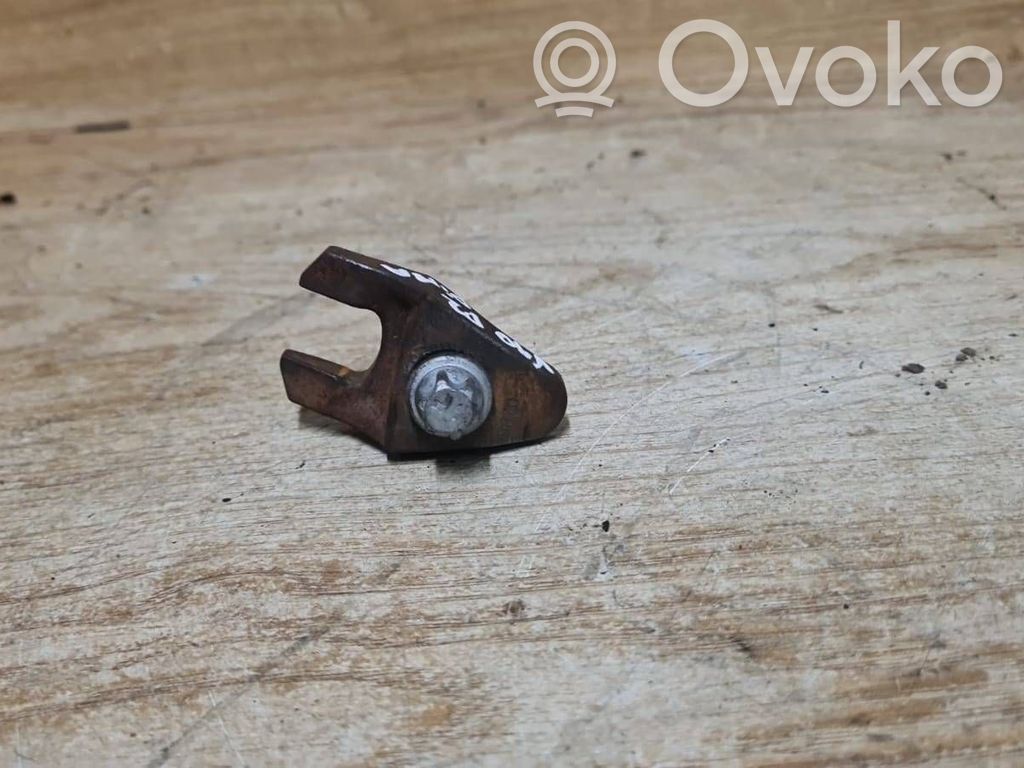 Abrazadera del inyector de combustible   92704