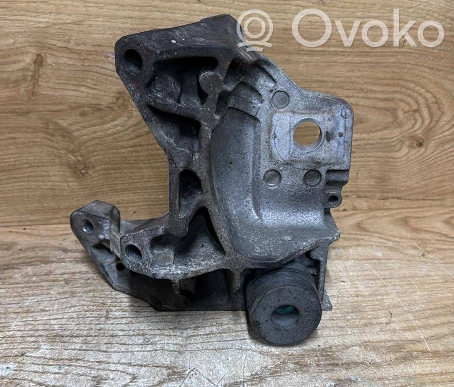 Volvo V70 Engine mounting bracket 