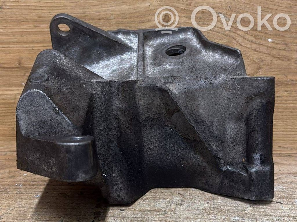 Volvo S80 Engine mounting bracket 