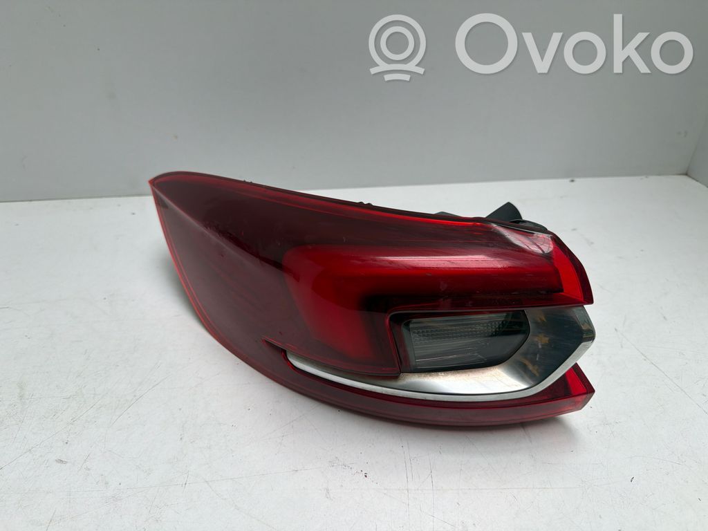 Opel Insignia B Aizmugurējais lukturis virsbūvē 