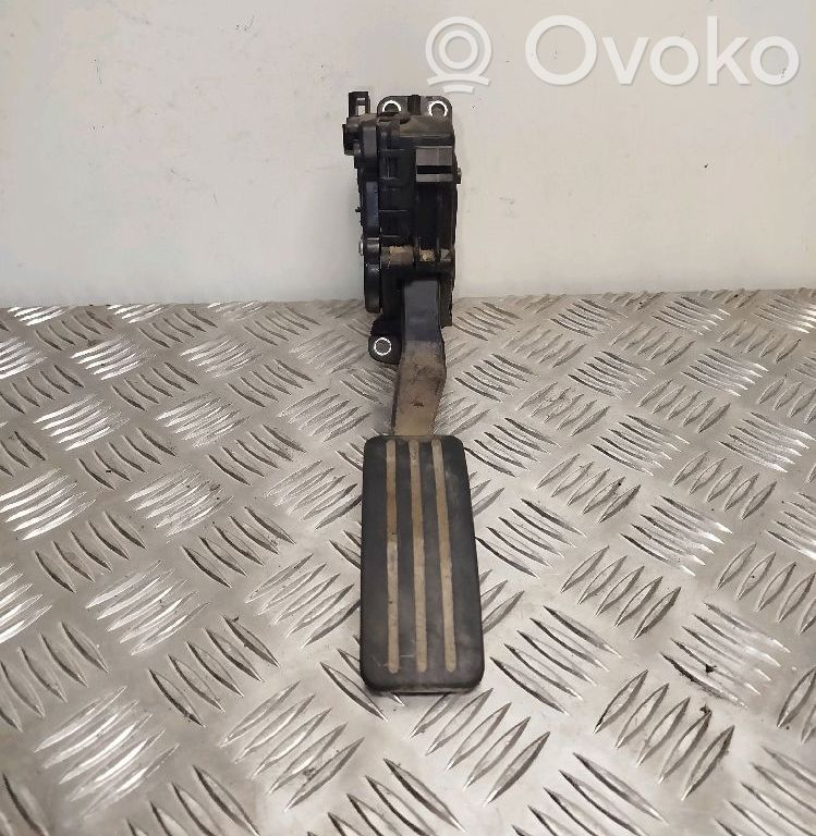 Accelerator throttle pedal