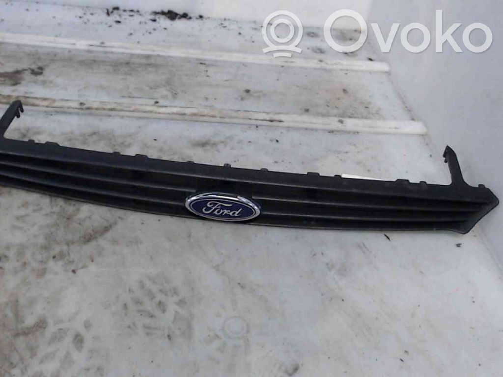 Ford Focus Maskownica / Grill / Atrapa górna chłodnicy 
