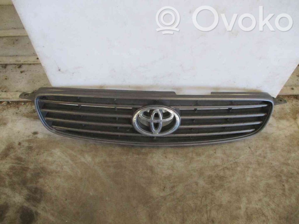 Toyota Corolla Verso E110 Etupuskurin ylempi jäähdytinsäleikkö 