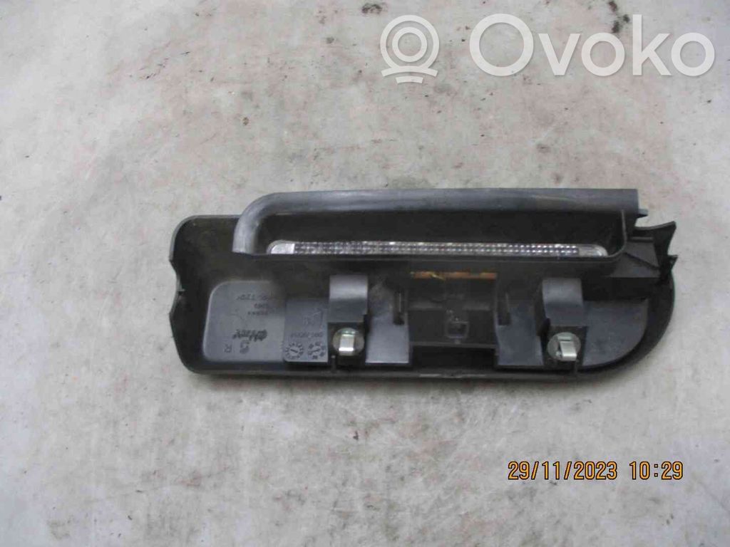 Third/center stoplight   9199782,22300293,2549095,VDMS4
