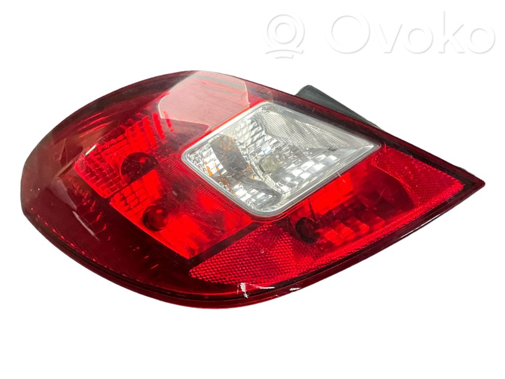 Opel Corsa D Aizmugurējais lukturis virsbūvē 