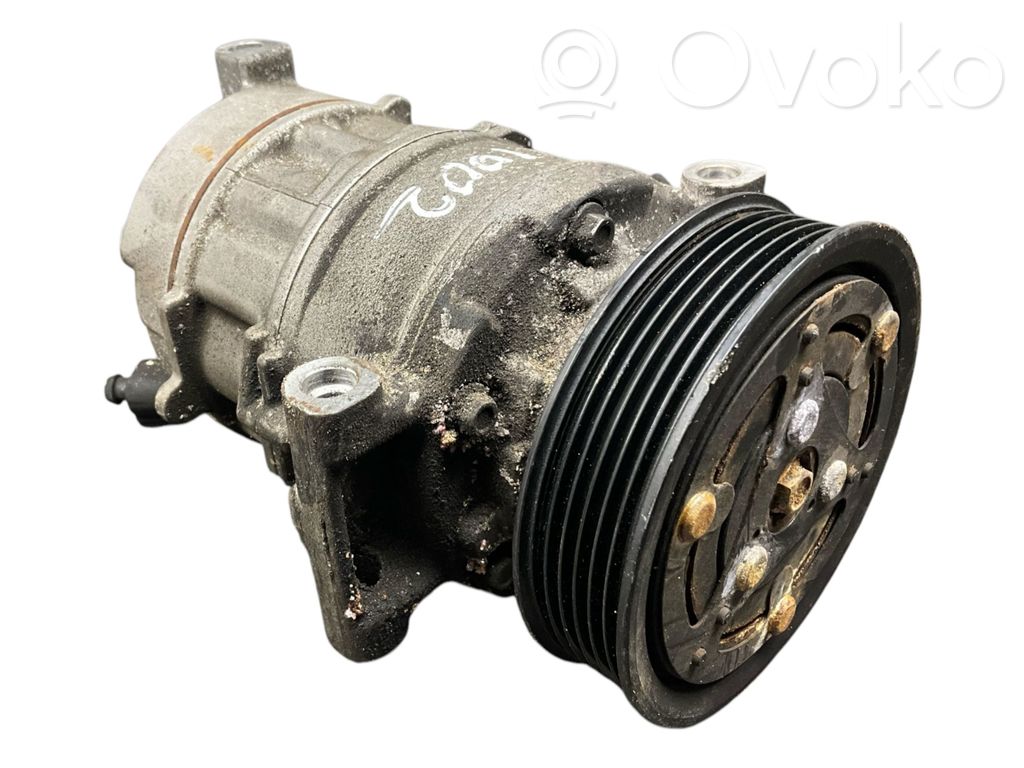 Audi A5 8T 8F Ilmastointilaitteen kompressorin pumppu (A/C) 