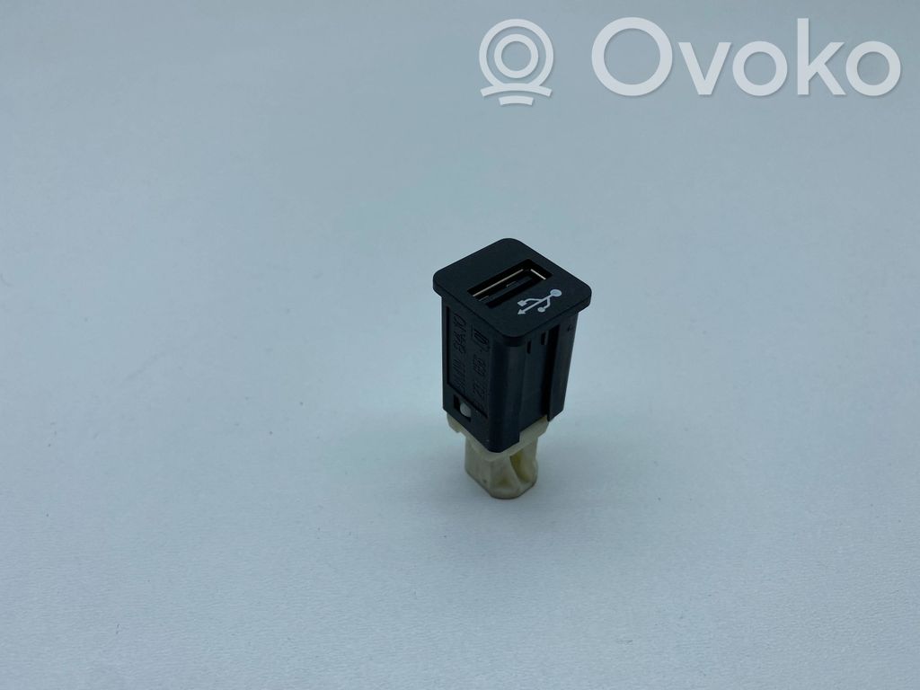 BMW 5 F10 F11 USB socket connector 