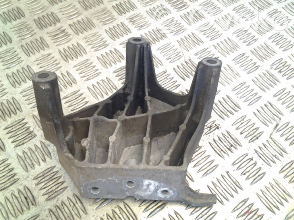 Opel Astra J Engine mounting bracket 