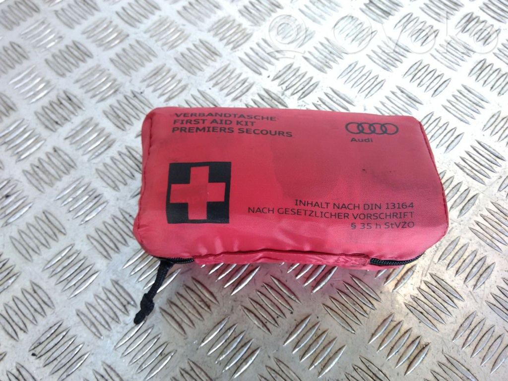 Audi Q7 4L Vaistinėlė 