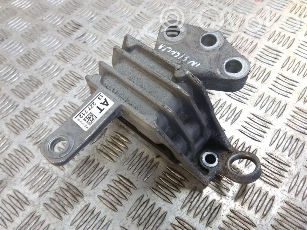 Opel Insignia A Engine mount bracket 
