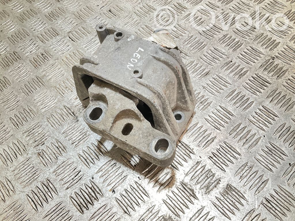 Volkswagen Golf V Engine mount bracket 
