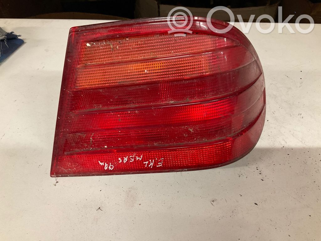 Mercedes-Benz E W210 Задний фонарь в кузове 
