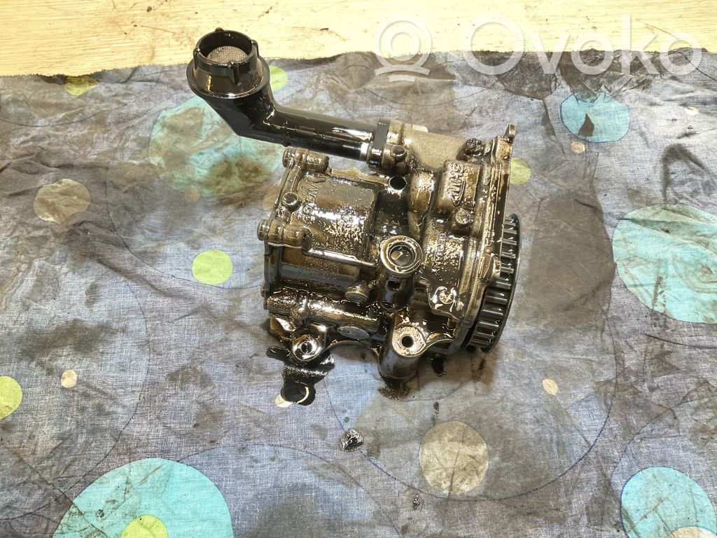 Volkswagen Golf VII Oil pump 