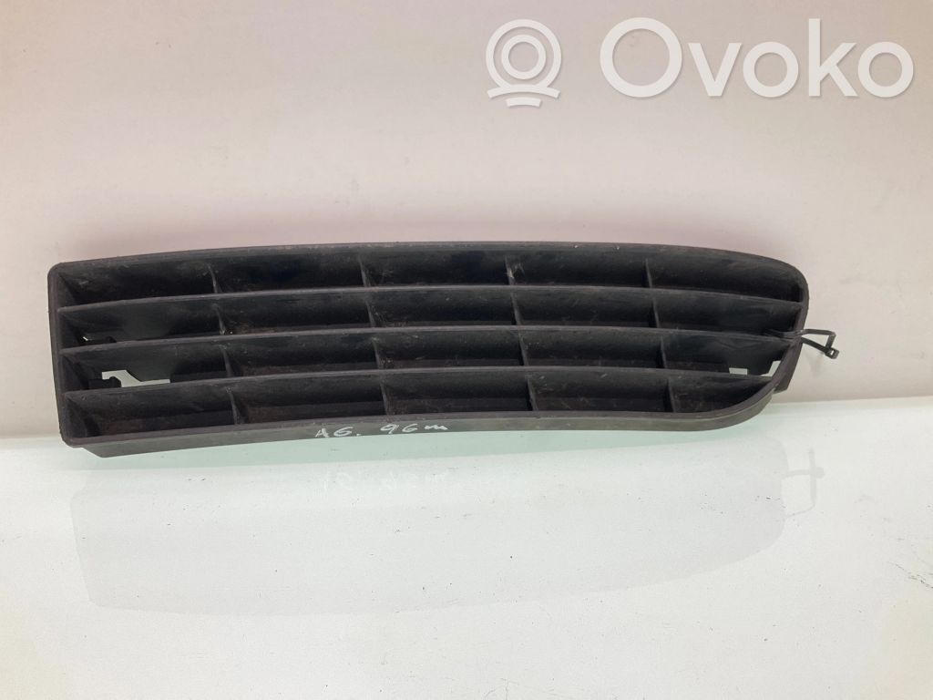Audi A6 S6 C4 4A Grotelės apatinės (trijų dalių) 