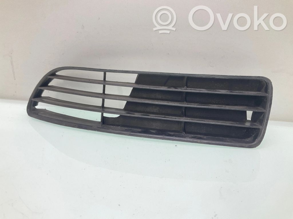 Audi A4 S4 B5 8D Rejilla inferior del parachoques delantero 