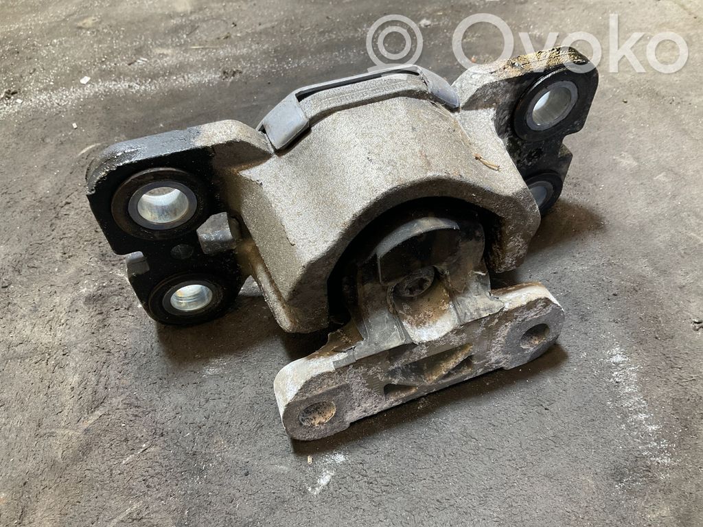 Volvo XC70 Engine mount bracket 