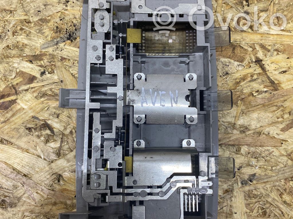 Toyota Avensis T250 Lampka podsufitki tylna 