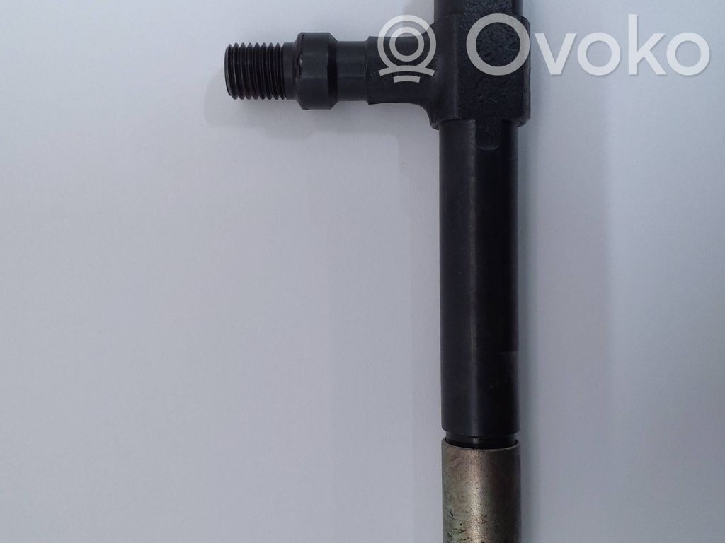 Fuel injector   D7390