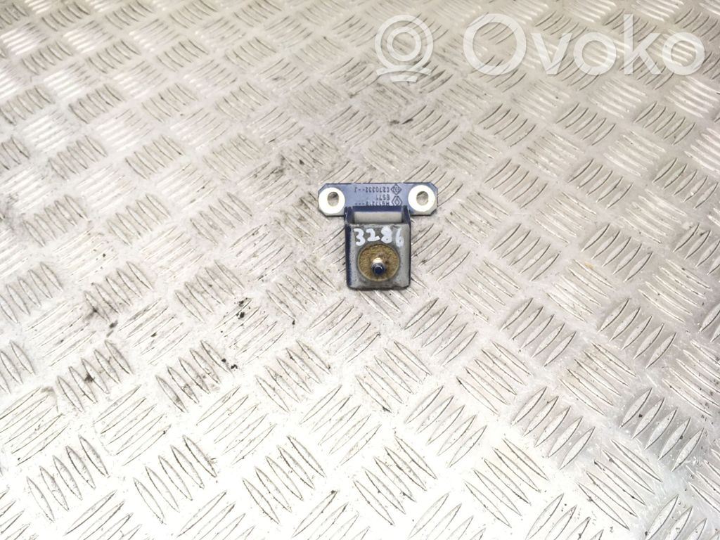 Dacia Sandero Zawias górny drzwi przednich 