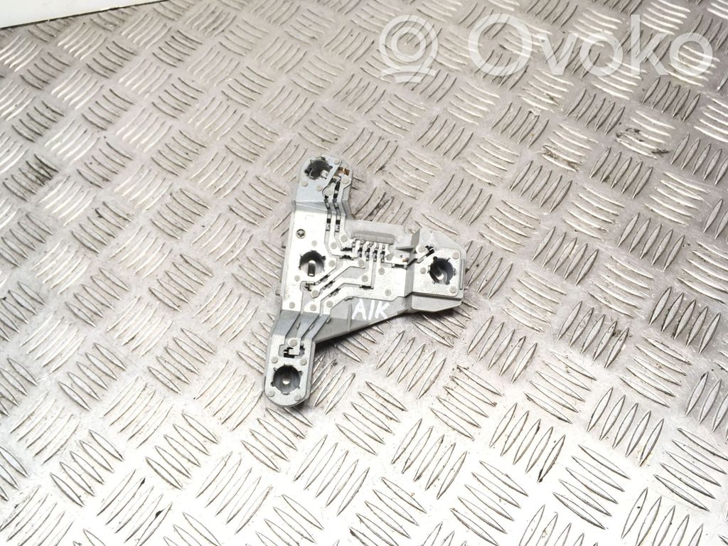 Toyota Corolla E120 E130 Takavalon polttimon suojan pidike 