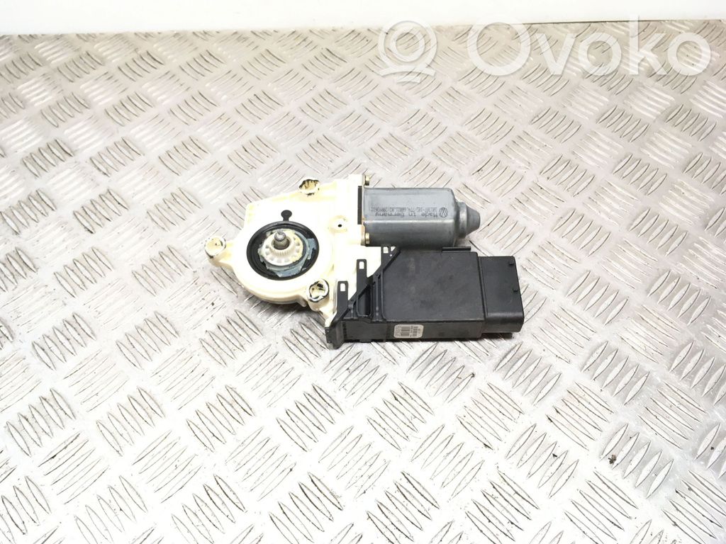 Volkswagen Golf IV Silnik regulatora szyby drzwi przednich 