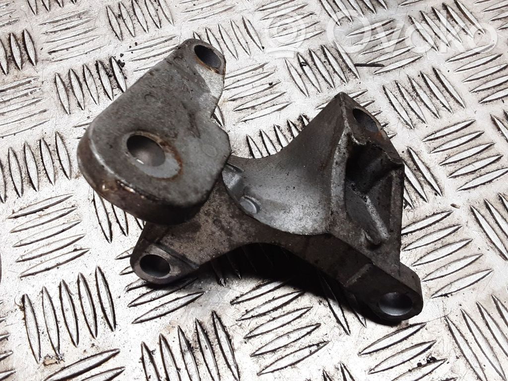 Ford Focus Engine mounting bracket 