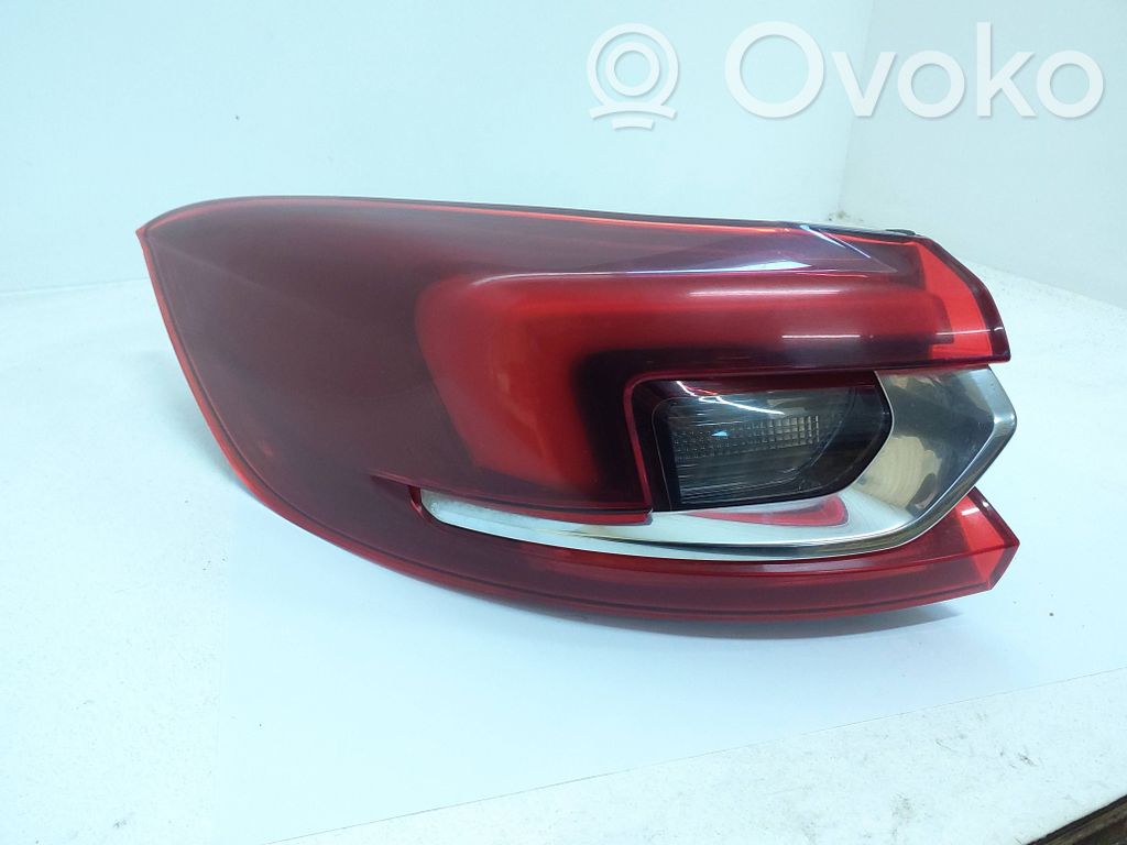 Opel Insignia B Aizmugurējais lukturis virsbūvē 