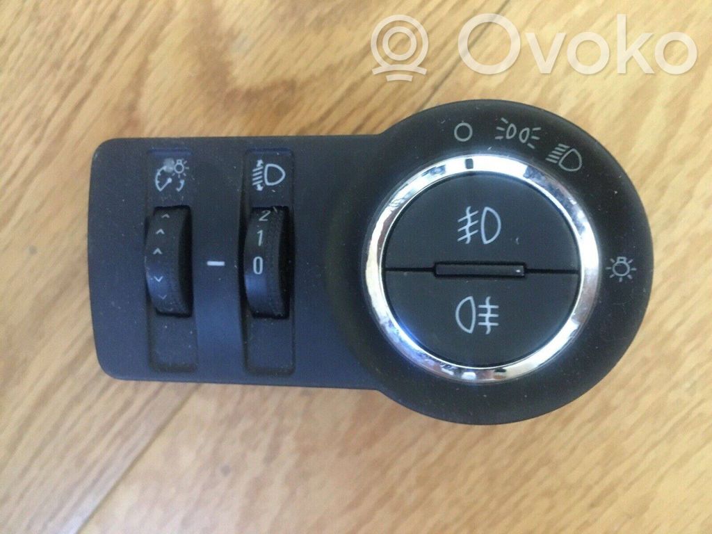 Light switch   13268695