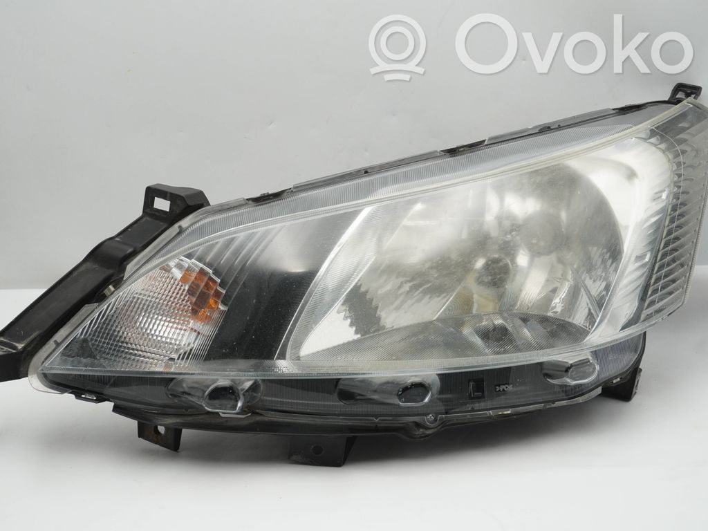 Nissan NV200 Lampa przednia 