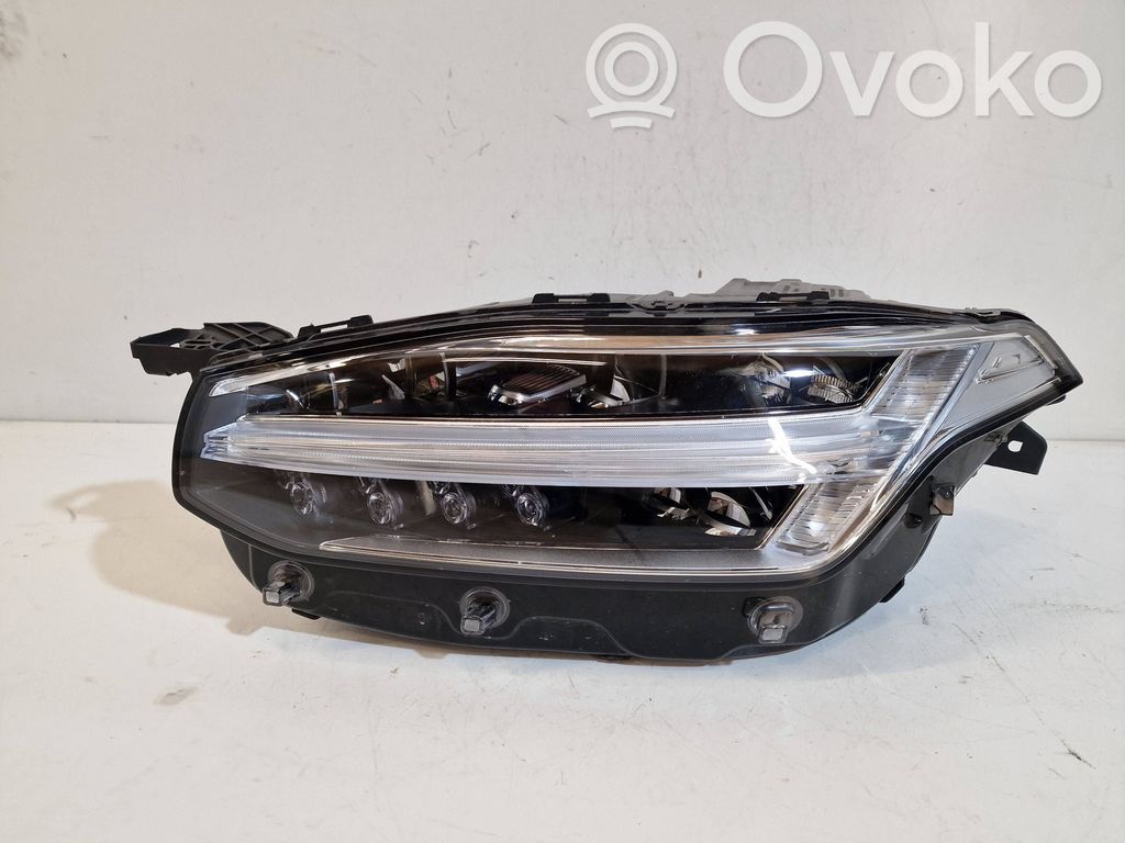 Volvo XC90 Lampa przednia 